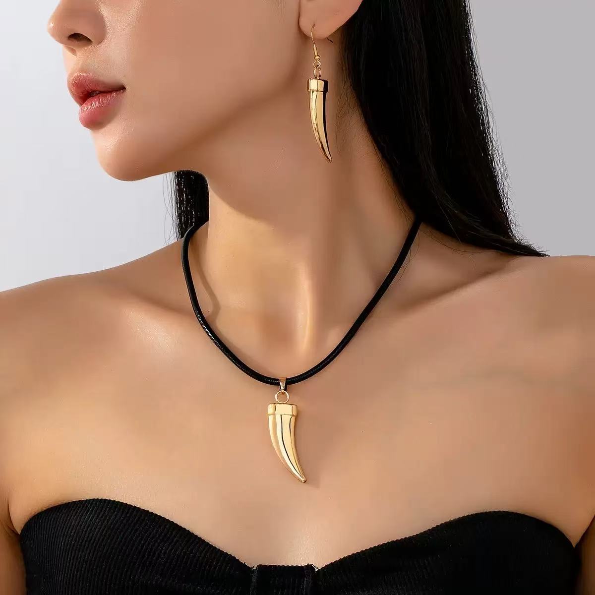 Retro Fang Design Plated Alloy Necklace and Drop Earrings Set for Women