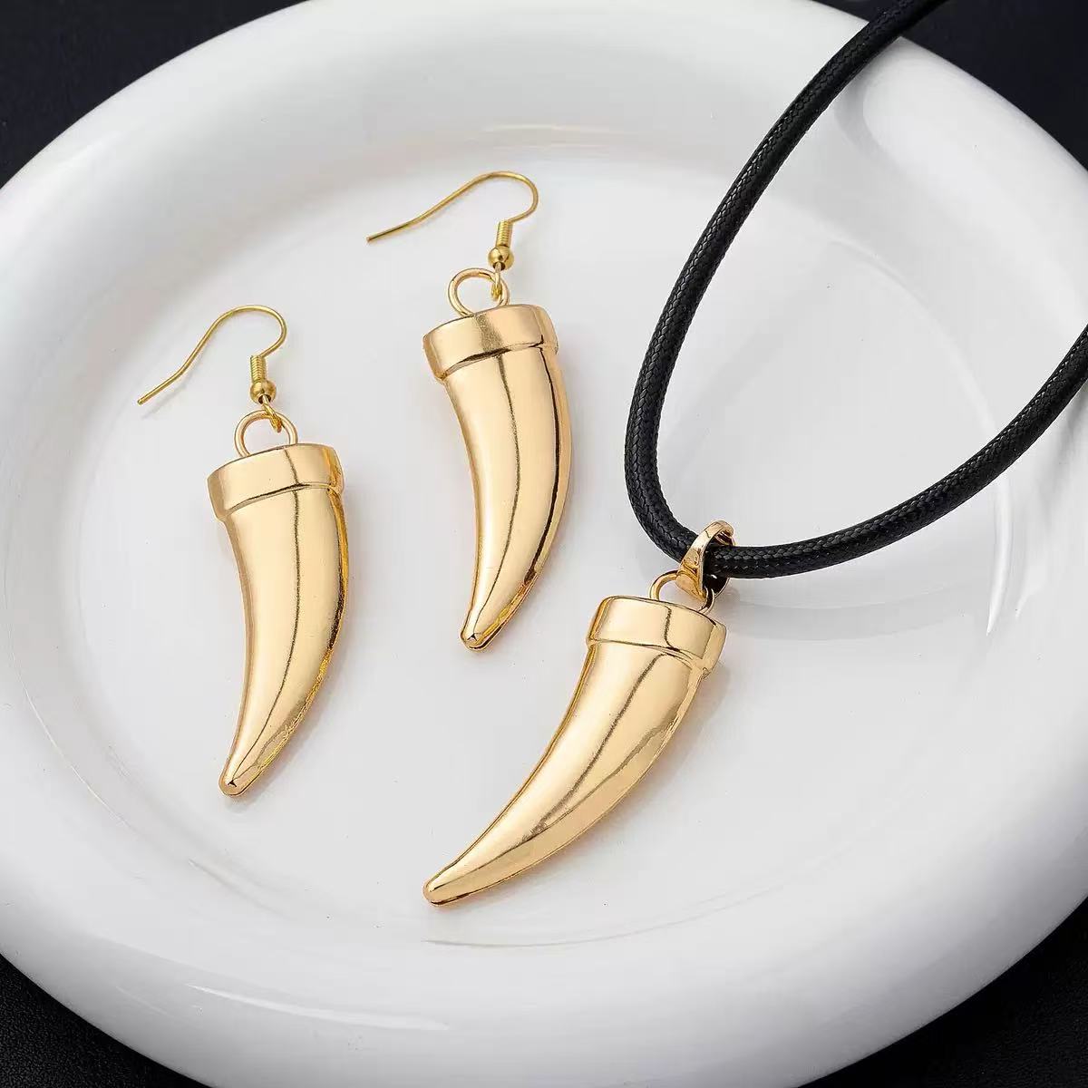 Retro Fang Design Plated Alloy Necklace and Drop Earrings Set for Women